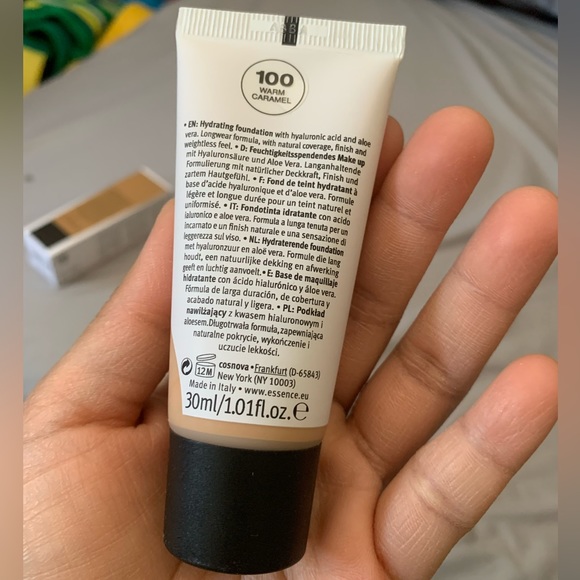 NIB ESSENCE Pretty Natural Hydrating Foundation Color: Warm Caramel 100 - Picture 4 of 10